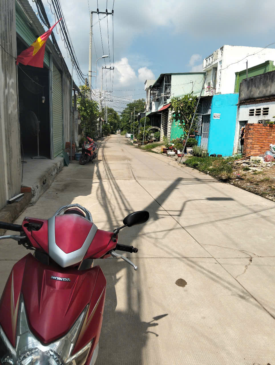 nhà sát vinhome quận 9 hẻm xe hơi, rộng rãi thoáng mát