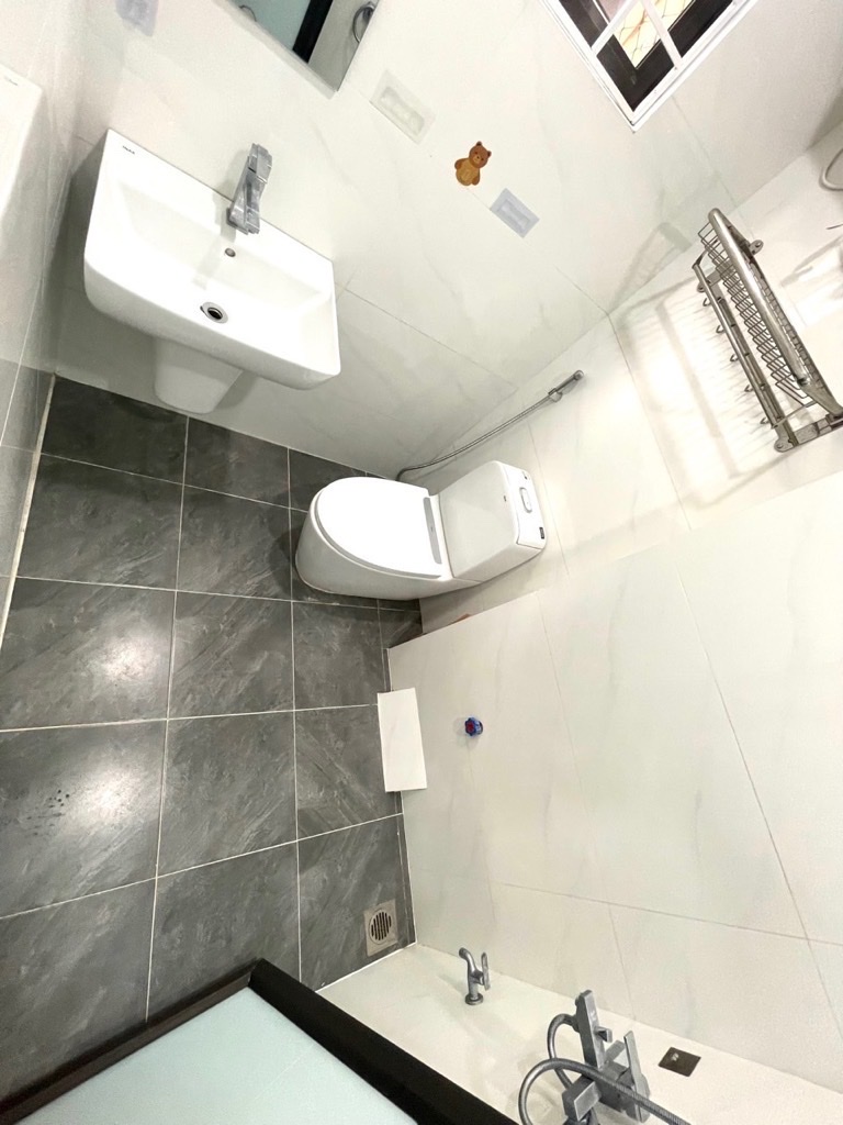 Bán gấp trong tuần! Nhà phố Lạc Long Quân – Vị trí đắc địa, tiện ích ngập tràn – Nhỉnh 5 tỉ tỷ chốt nhanh