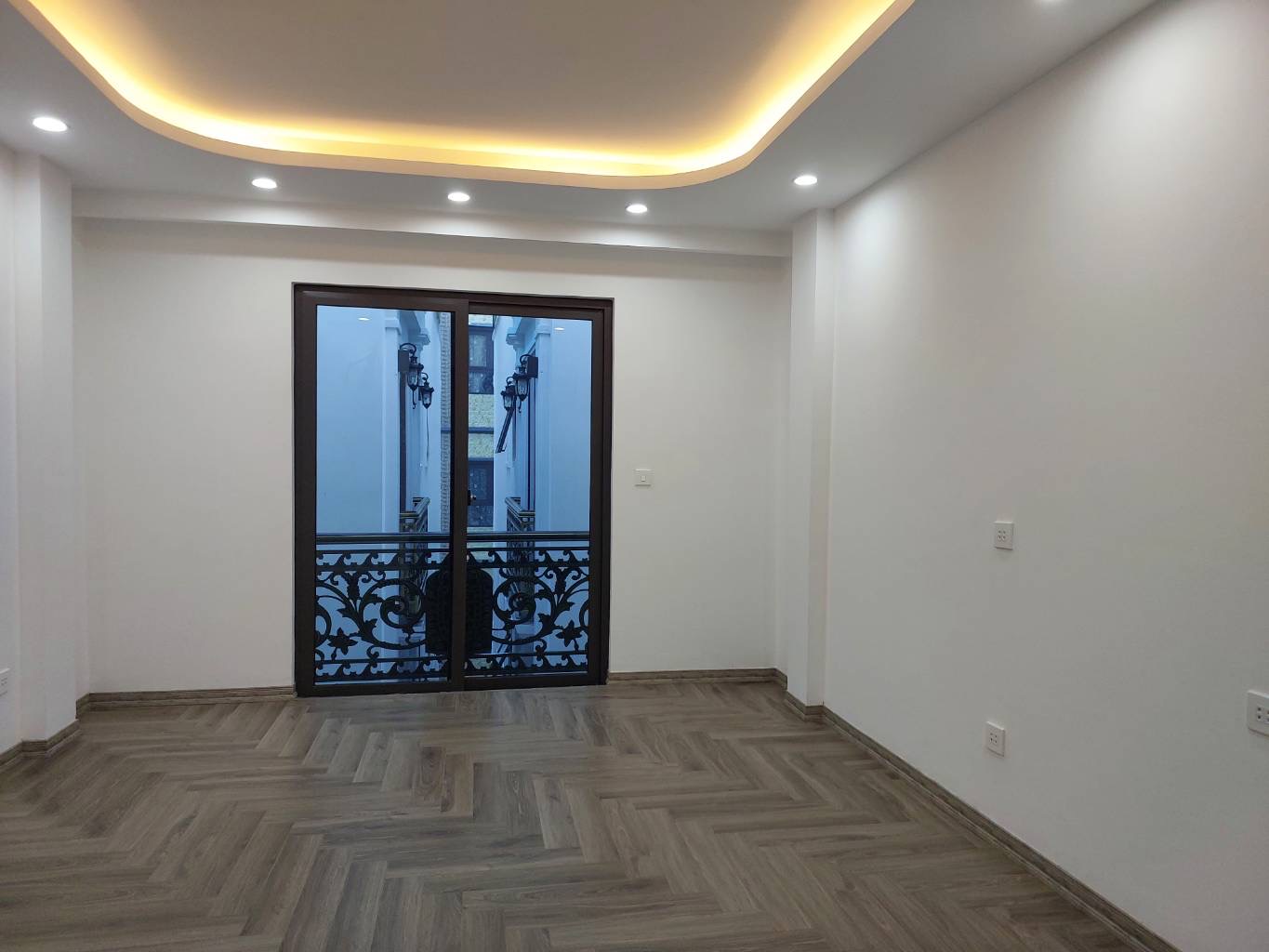 Trần Duy Hưng - Ngõ nông - Gần Phố - Ô Tô Đỗ Cổng - Mới Xây