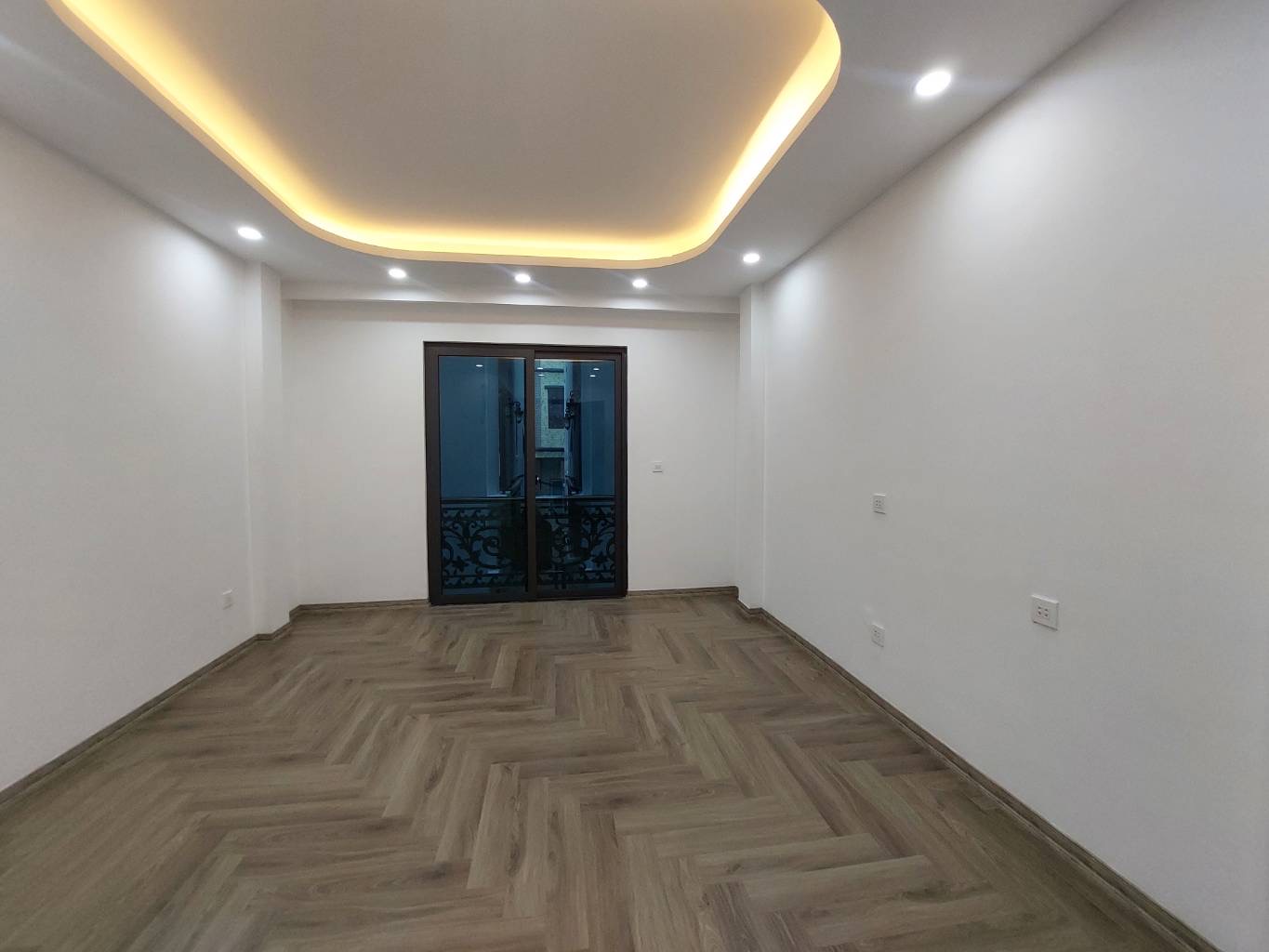 Trần Duy Hưng - Ngõ nông - Gần Phố - Ô Tô Đỗ Cổng - Mới Xây