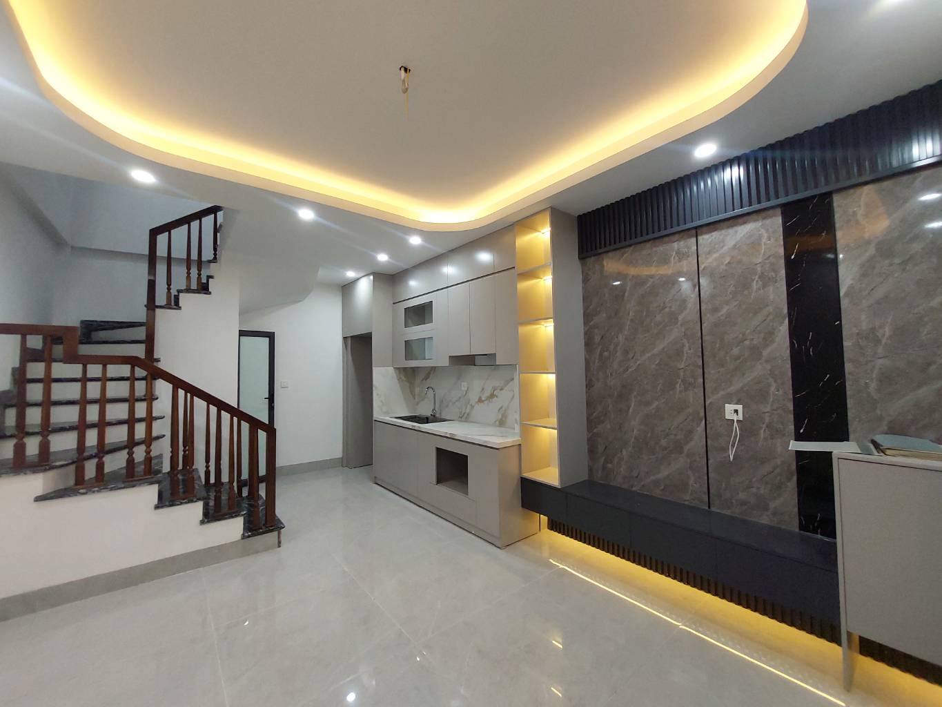 Trần Duy Hưng - Ngõ nông - Gần Phố - Ô Tô Đỗ Cổng - Mới Xây