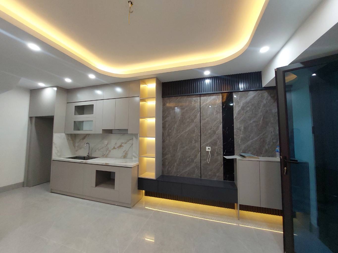 Trần Duy Hưng - Ngõ nông - Gần Phố - Ô Tô Đỗ Cổng - Mới Xây