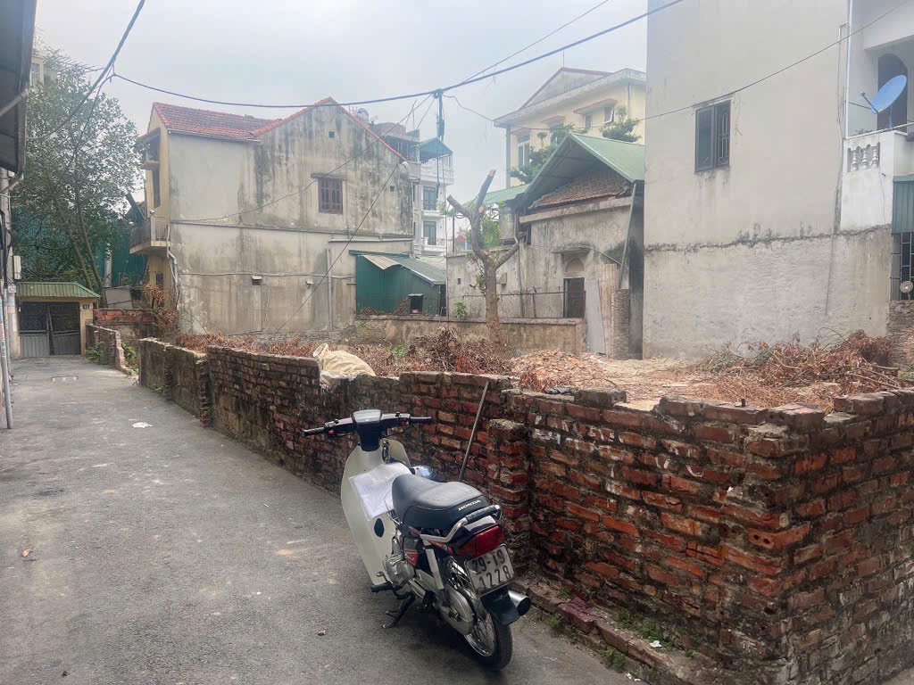 BÁN ĐẤT SÁT VINSMART OTO QUA NGÕ THÔNG TỨ TUNG.