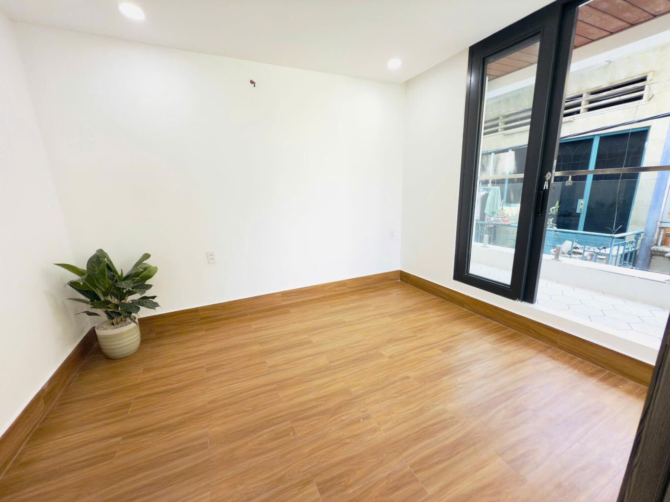 Ô TÔ TỚI CỬA NHÀ - NHÀ NHỎ XINH - CÒN MỚI VÀO Ở NGAY