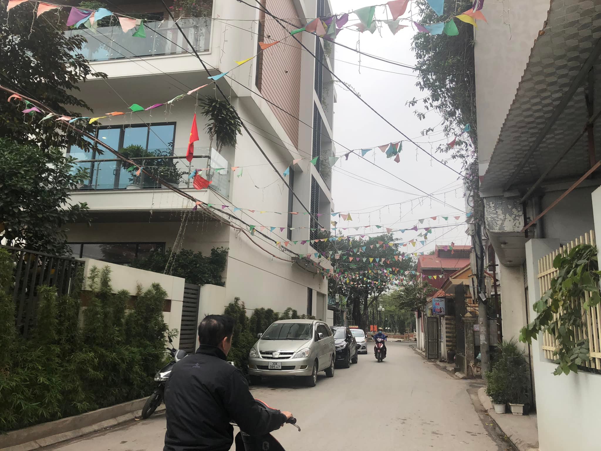 BÁN GẤP NHÀ MẶT PHỐ NGUYỄN VĂN CỪ-KINH DOANH DÒNG TIỀN ĐỈNH- HẦM ĐỂ XE- 105m