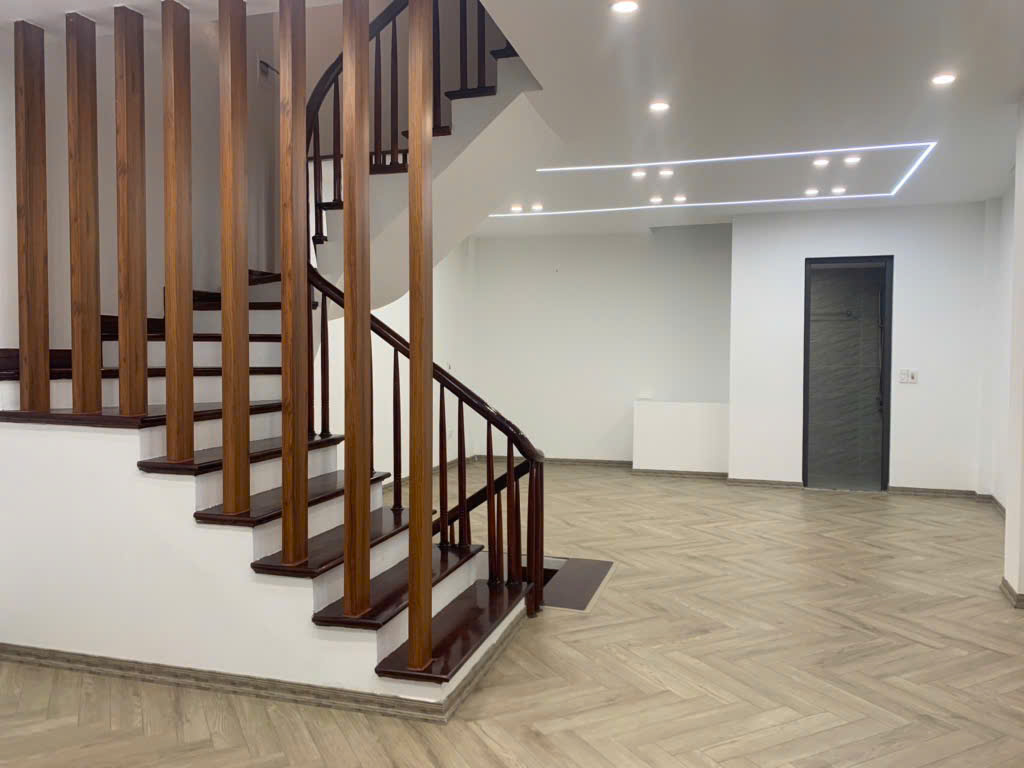 Bán nhà Nguyễn Văn Linh,dt 60 m2, mặt đường, hè rộng, giá nhỉnh 5 tỷ