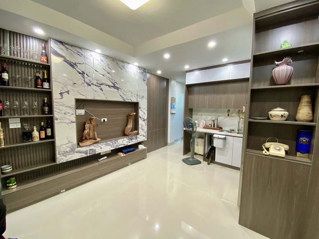 HOÀNG QUỐC VIỆT - NHÀ MỚI KÍNH KONG FULL ĐỒ 6 TẦNG THANG MÁY - KINH DOANH BẤT CHẤP 11TỶ4