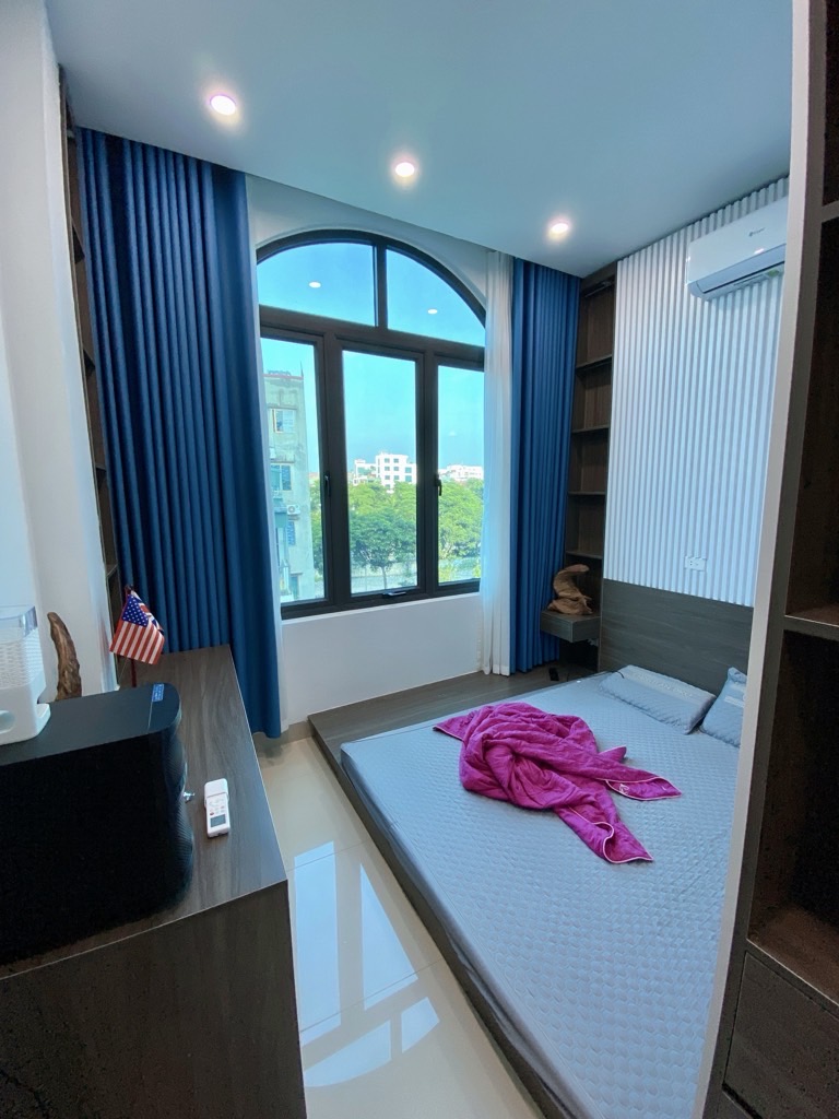 HOÀNG QUỐC VIỆT - NHÀ MỚI KÍNH KONG FULL ĐỒ 6 TẦNG THANG MÁY - KINH DOANH BẤT CHẤP 11TỶ4