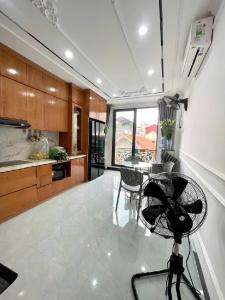 CỰC HIẾM LẠC LONG QUÂN - PHÂN LÔ OTO NẰM NHÀ - THOÁNG TRƯỚC SAU CHỈ 13.8 TỶ 7 TẦNG THANG MÁY