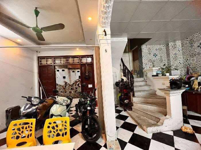 Bán nhà Trần Quý Cáp Đống Đa 41m xe ba gác đỗ cửa 20m ra mặt phố