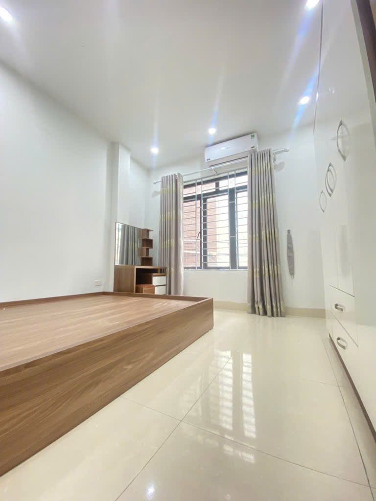 Chỉ với 4 tỷ sở hữu ngay nhà 5 tầng lô góc - 2 mặt thoáng, ô tô đỗ cửa. Thiết kế hiện đại giếng trời giữa nhà. Full đồ - sẵn về ở.