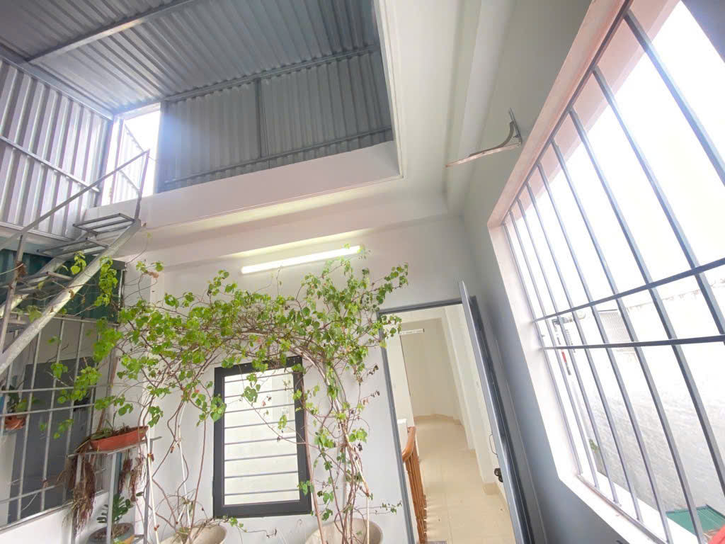 Chỉ với 4 tỷ sở hữu ngay nhà 5 tầng lô góc - 2 mặt thoáng, ô tô đỗ cửa. Thiết kế hiện đại giếng trời giữa nhà. Full đồ - sẵn về ở.