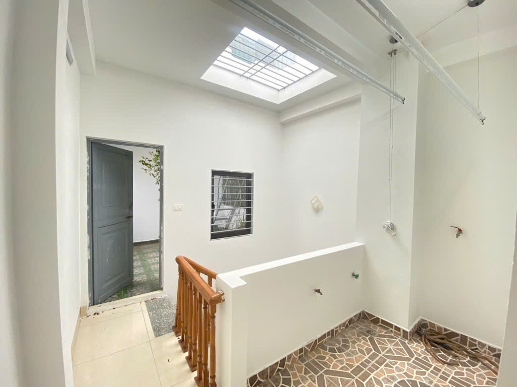 Chỉ với 4 tỷ sở hữu ngay nhà 5 tầng lô góc - 2 mặt thoáng, ô tô đỗ cửa. Thiết kế hiện đại giếng trời giữa nhà. Full đồ - sẵn về ở.