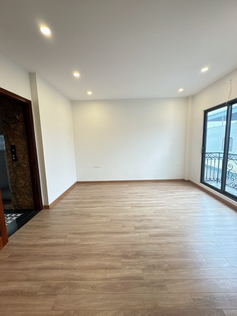 Bán nhà mặt tiền 5.2m - Đê Vàng, Giang Biên, Long Biên, Hà Nội