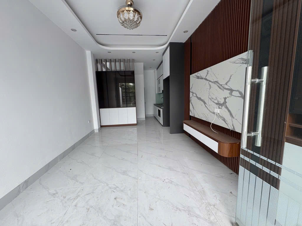 chỉ nhỉnh 7 tỷ có ngay nhà đẹp thang máy _gần chợ xốm_ đh đại nam ,cao đẳng kinh tế _ô tô đỗ cửa