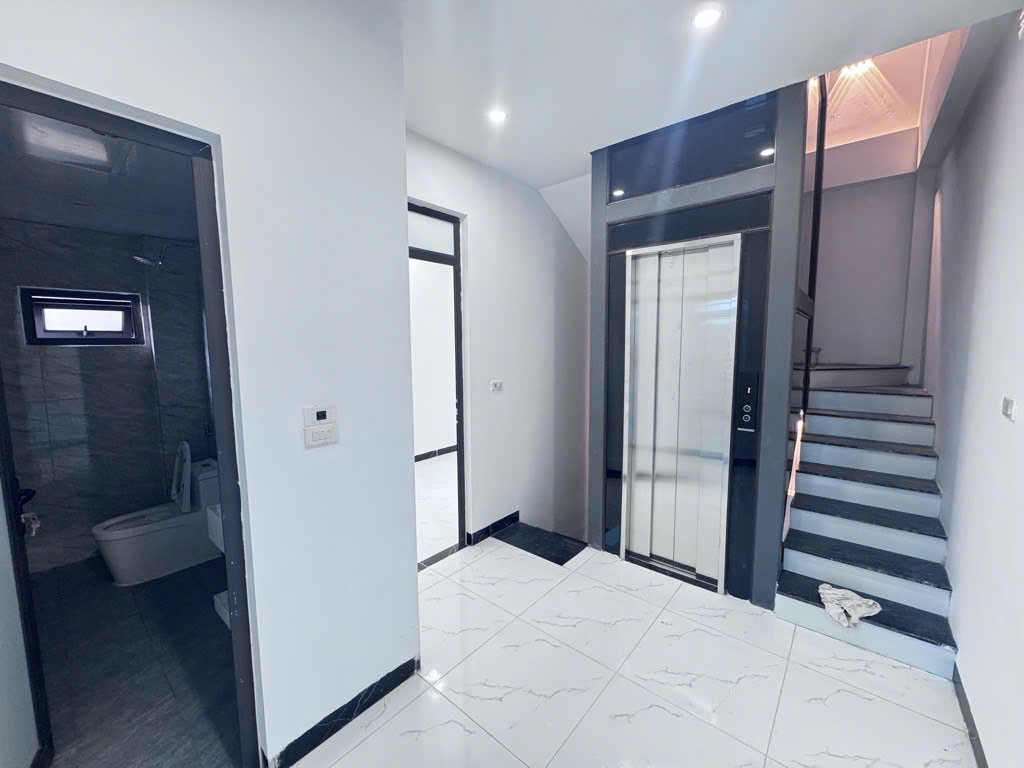 kiến hưng hà đông 40,5m _ 5 tầng thang máy _nội thất sịn _nhà view cực thoáng _ở sướng chỉ hơn 7Đ