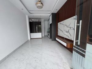 chỉ nhỉnh 7 tỷ có ngay nhà đẹp thang máy _gần chợ xốm_ đh đại nam ,cao đẳng kinh tế _ô tô đỗ cửa