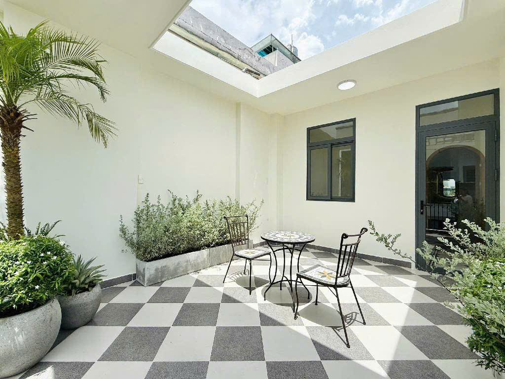 NHÀ NGANG LỚN- SAU MT NGUYỄN ẢNH THỦ ( NGÃ 4 NƯỚC ĐÁ)- HẺM XE HƠI THÔNG. NHỈNH 4T