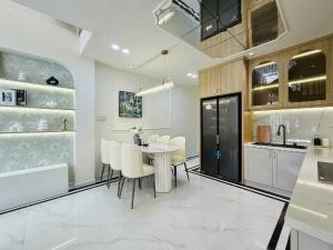 VỊ TRÍ SIÊU ĐẸP - 100m2---1 SẸC ĐƯỜNG NGUYỄN THỊ BÚP-  HẺM XE HƠI CHẠY VÒNG QUANH- NHỈNH 4T