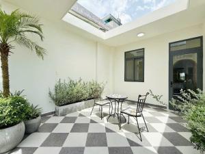 NHÀ NGANG LỚN- SAU MT NGUYỄN ẢNH THỦ ( NGÃ 4 NƯỚC ĐÁ)- HẺM XE HƠI THÔNG. NHỈNH 4T