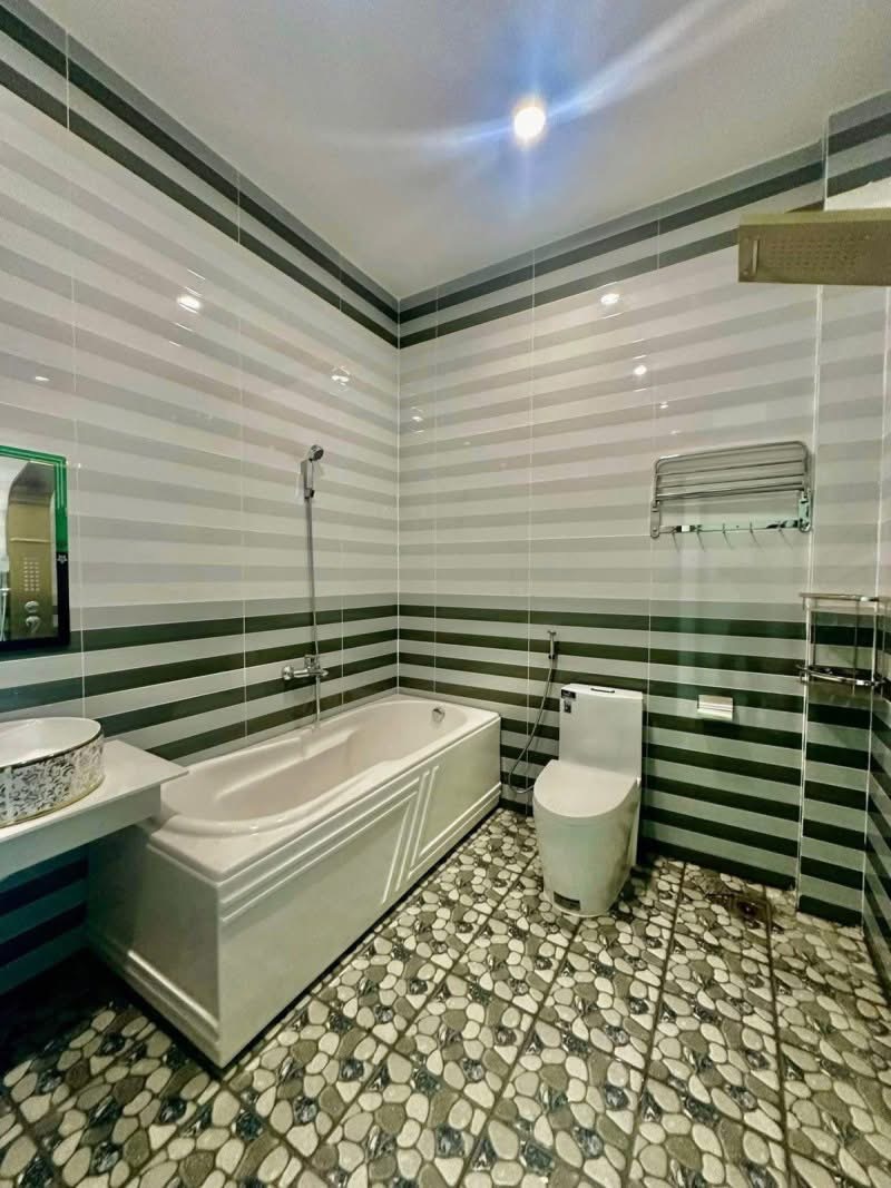 AN DƯƠNG VƯƠNG, NHÀ 40M2, PHÂN LÔ 6 TẦNG, THANG MÁY