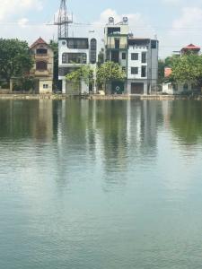 MIẾNG ĐẤT 98m, MỞ CỔNG VIEW HỒ ĐÔNG TRẠCH LỘNG GIÓ, MẶT TIỀN 7,5m. 3 CỬA THOÁNG CHỈ 5 TỶ.