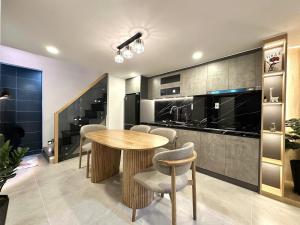 Bán  Gấp - Nhà 5T -  Đừờng 5m Trải Nhựa - Sạch Sẽ Thông Thoáng - XH Ngủ Trong Nhà - Nhỉnh 8Tỷ - Bình Thạnh 