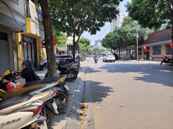 Nhà mặt phố trung tâm Cầu Giấy, đường 2 làn, vỉa hè rộng, kinh doanh đỉnh