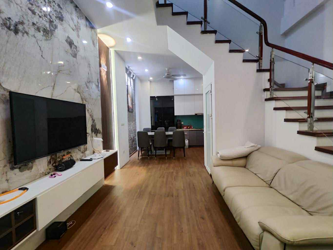 Bán nhà phố Hoàng Hoa Thám, Tây Hồ, Dt 45mx7 tầng, cách ô tô 30m, nhà xây mới, thiết kế hiện đại, giá nhỉnh 9tỷ