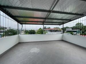 Nhà đẹp vuông vắn, ô tô đỗ cửa