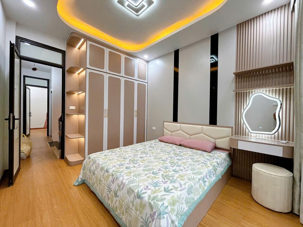 Nhà mới xây hồ tùng mậu Gold mark 32m2 5 tầng ngõ rộng nhỉnh 6 tỷ