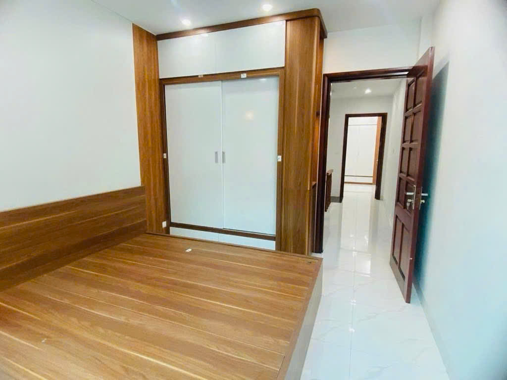 Nhà mới xây hồ tùng mậu hoàng công chất 32m2 5 tầng ngõ rộng hơn 6 tỷ