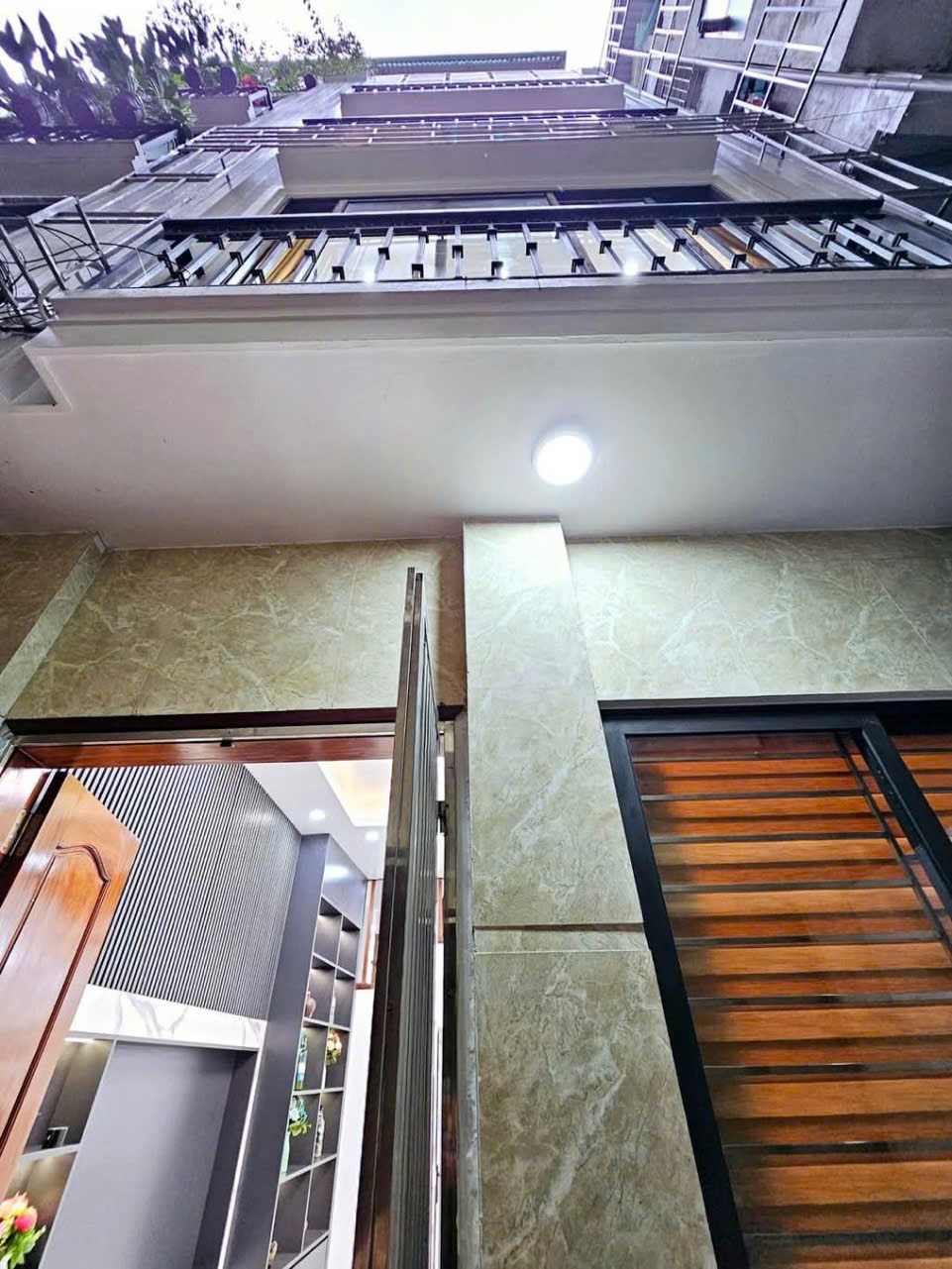 Nhà mới xây hồ tùng mậu hoàng công chất 32m2 5 tầng ngõ rộng hơn 6 tỷ