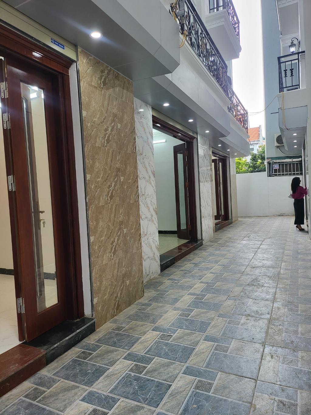 NHÀ ĐẤT THẠCH BÀN - LONG BIÊN MỚI XÂY CẦN BÁN