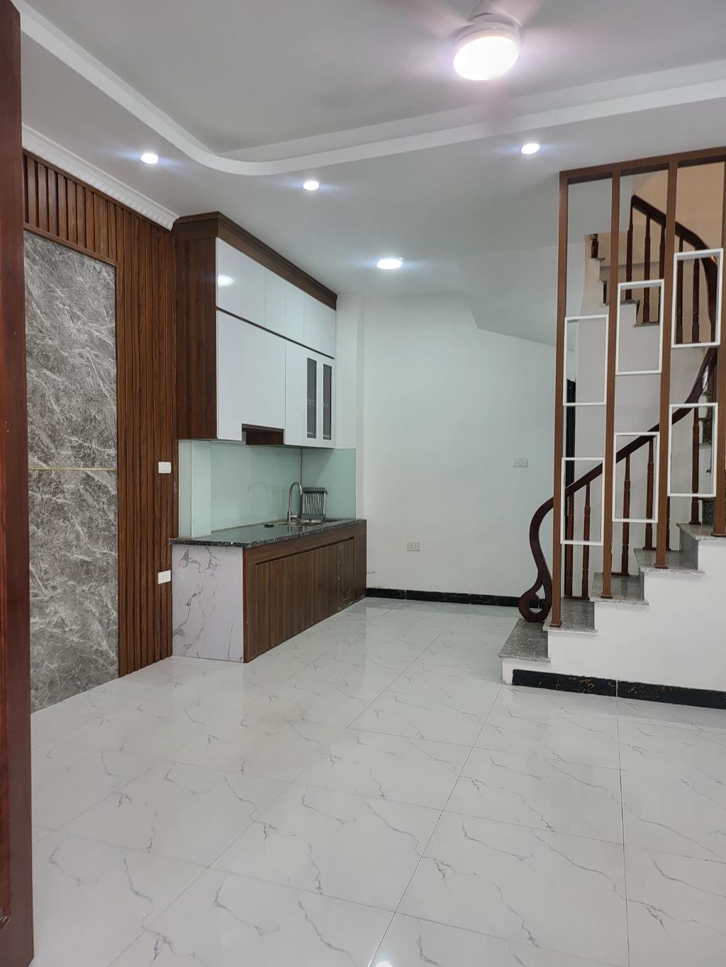 NHÀ ĐẤT THẠCH BÀN - LONG BIÊN MỚI XÂY CẦN BÁN