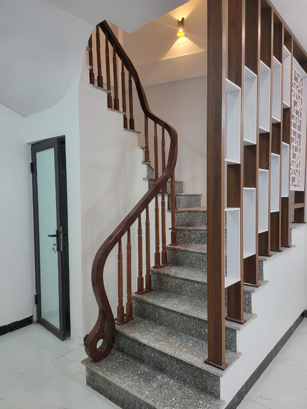 NHÀ ĐẤT THẠCH BÀN - LONG BIÊN MỚI XÂY CẦN BÁN