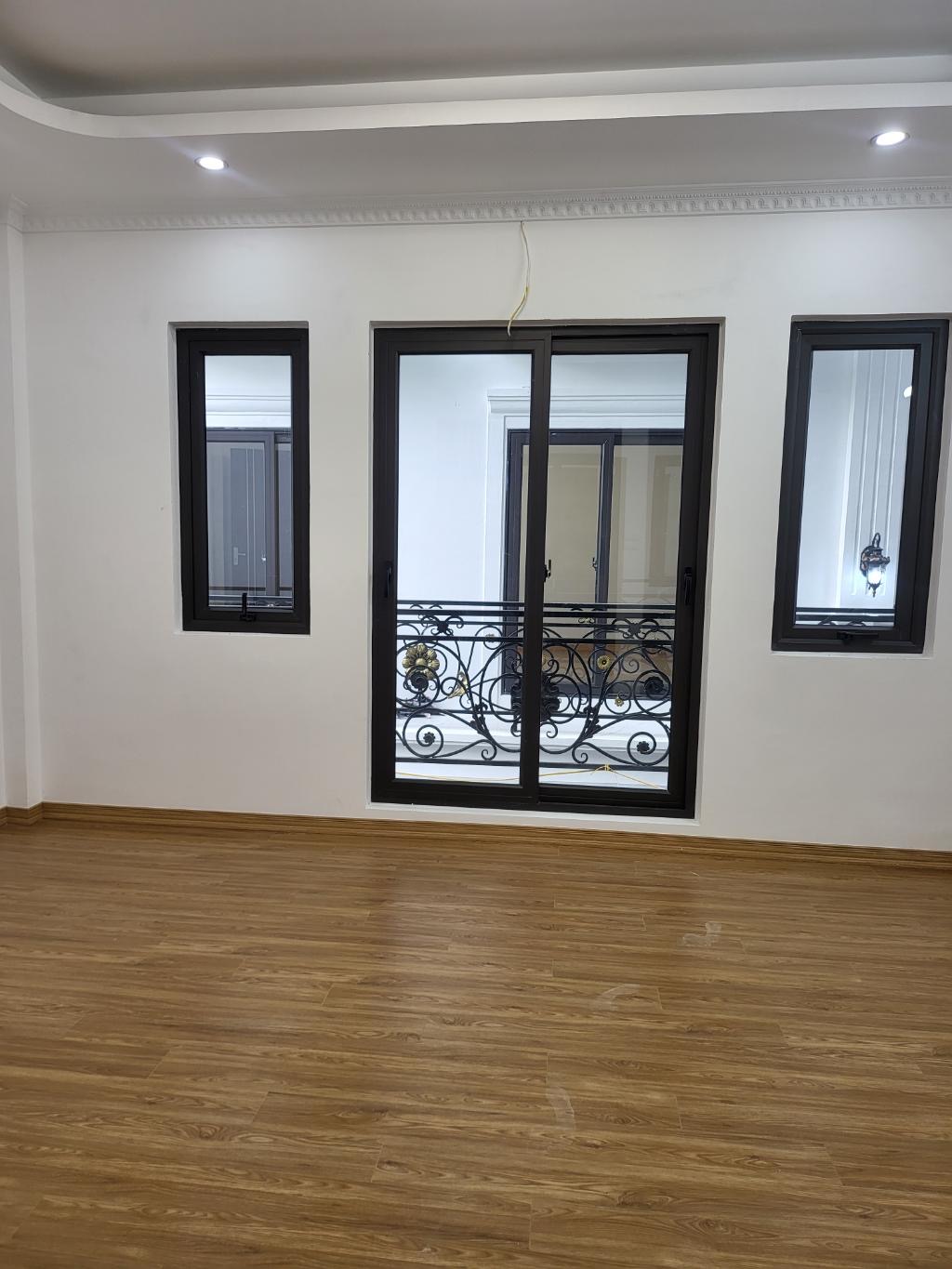 NHÀ ĐẤT THẠCH BÀN - LONG BIÊN MỚI XÂY CẦN BÁN