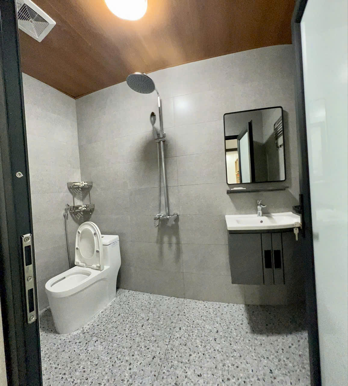 Cần bán nhà 5 tầng, Giải Phóng, đầy đủ công năng, mặt tiền rộng