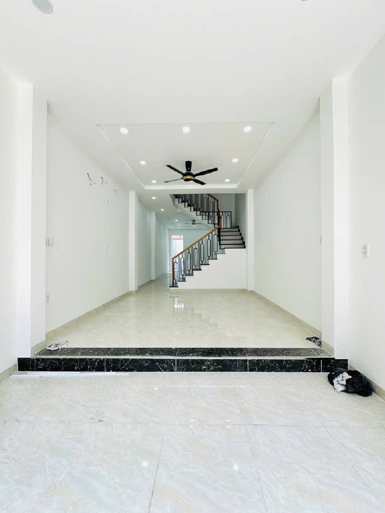 Bán nhà - hem xe hơi - sát mặt tiền- 5tỷ