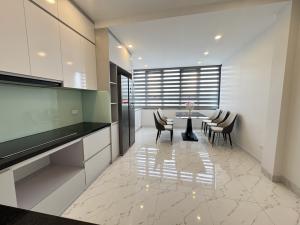 -	BÁN NHÀ CHÍNH CHỦ PHỐ KHƯƠNG TRUNG- THANG MÁY- NGÕ RỘNG- TIỆN ÍCH BẠT NGÀN