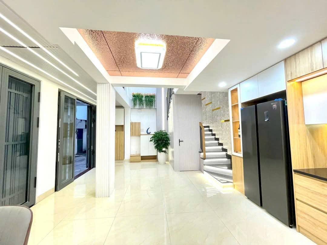 Bán nhà xây mới, P14, Gò vấp.  DT: 7,5m X 5,5m. DT đất 37,5m2. DT sử dụng: 105m2. XD: 1 trệt, lửng, 2 lầu đúc BTCT, mái BTCT, sân thượng, sân phơi. Giá 5,45 tỷ TL
