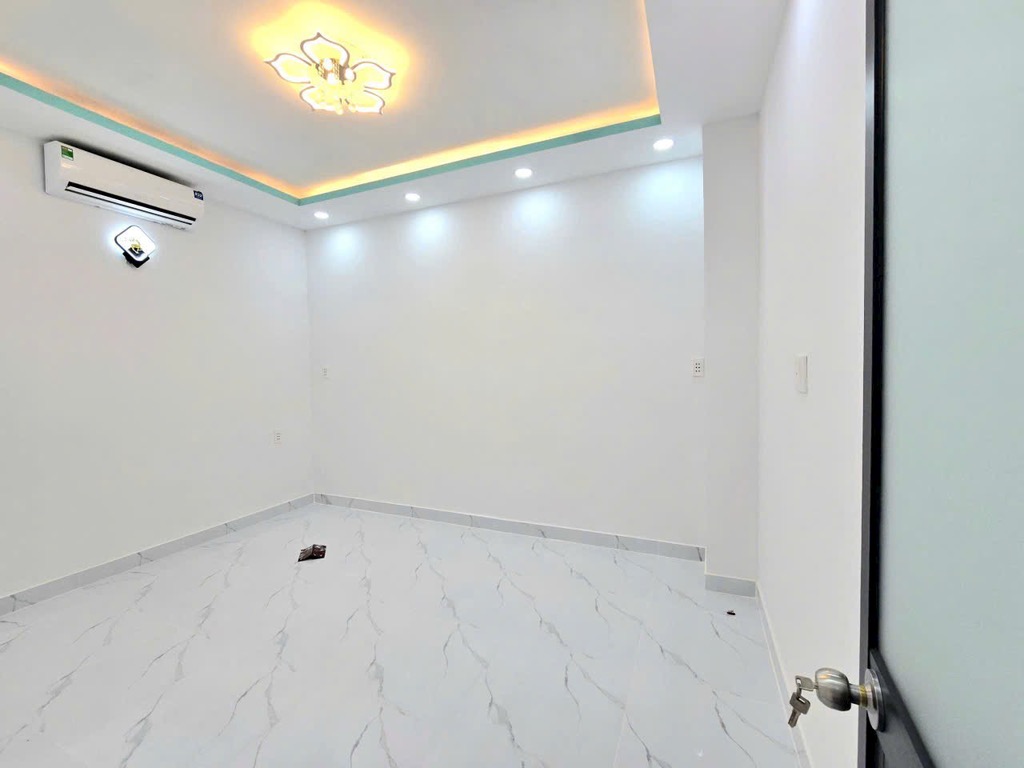 NHÀ ĐẸP CĂN GÓC RẤT THOÁNG -  1 LẦU,, HOÀN THIỆN MỚI 100% - MẶT TIỀN KINH DOANH - HẺM 4M CAO RÁO KO NGẬP - HẺM THÔNG RA CHỢ PHÚ XUÂN - KẾ BÊN Q7 - NHỈNH 4 TỶ