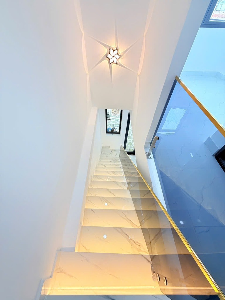 NHÀ ĐẸP CĂN GÓC RẤT THOÁNG -  1 LẦU,, HOÀN THIỆN MỚI 100% - MẶT TIỀN KINH DOANH - HẺM 4M CAO RÁO KO NGẬP - HẺM THÔNG RA CHỢ PHÚ XUÂN - KẾ BÊN Q7 - NHỈNH 4 TỶ