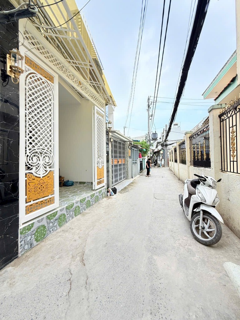 NHÀ ĐẸP CĂN GÓC RẤT THOÁNG -  1 LẦU,, HOÀN THIỆN MỚI 100% - MẶT TIỀN KINH DOANH - HẺM 4M CAO RÁO KO NGẬP - HẺM THÔNG RA CHỢ PHÚ XUÂN - KẾ BÊN Q7 - NHỈNH 4 TỶ