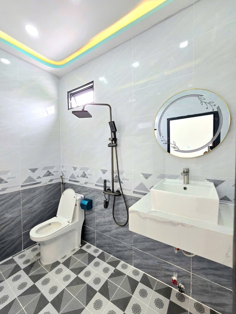 NHÀ ĐẸP CĂN GÓC RẤT THOÁNG -  1 LẦU,, HOÀN THIỆN MỚI 100% - MẶT TIỀN KINH DOANH - HẺM 4M CAO RÁO KO NGẬP - HẺM THÔNG RA CHỢ PHÚ XUÂN - KẾ BÊN Q7 - NHỈNH 4 TỶ