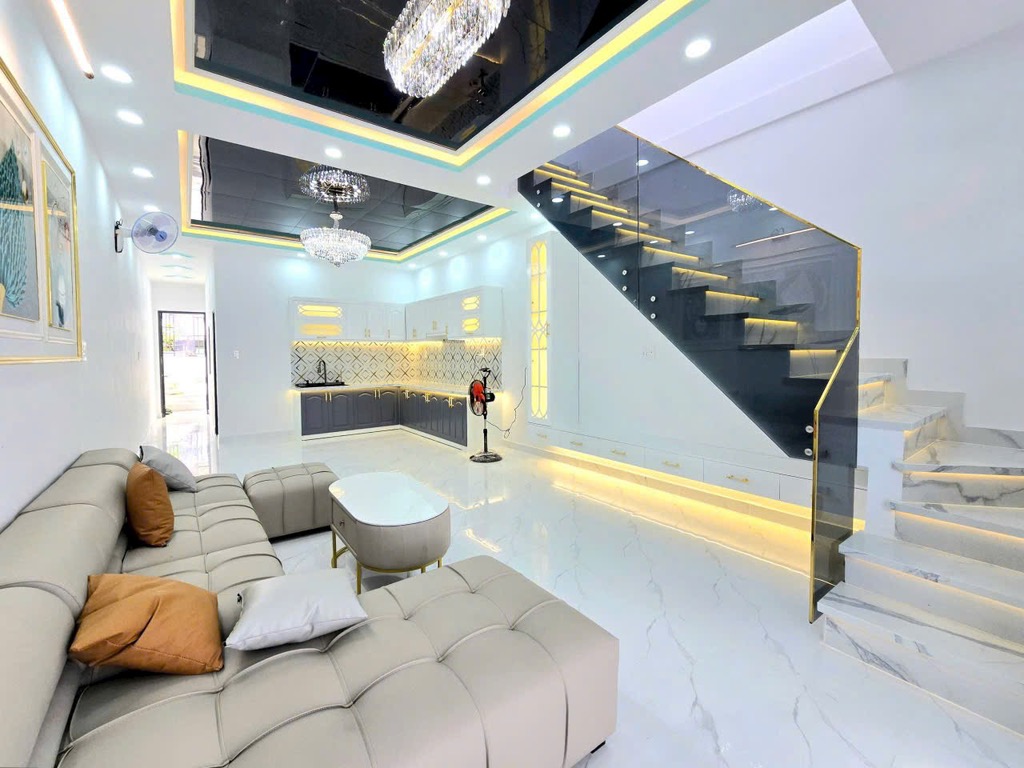 NHÀ ĐẸP CĂN GÓC RẤT THOÁNG -  1 LẦU,, HOÀN THIỆN MỚI 100% - MẶT TIỀN KINH DOANH - HẺM 4M CAO RÁO KO NGẬP - HẺM THÔNG RA CHỢ PHÚ XUÂN - KẾ BÊN Q7 - NHỈNH 4 TỶ