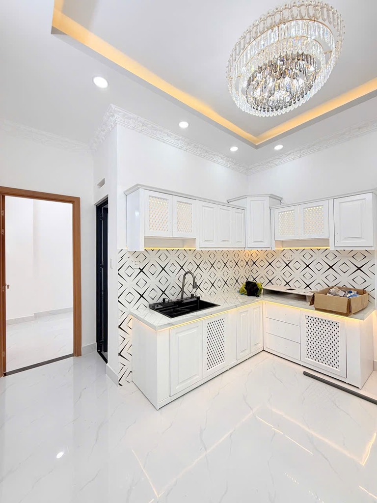 NHÀ ĐẸP CĂN GÓC RẤT THOÁNG -  1 LẦU,, HOÀN THIỆN MỚI 100% - MẶT TIỀN KINH DOANH - HẺM 4M CAO RÁO KO NGẬP - HẺM THÔNG RA CHỢ PHÚ XUÂN - KẾ BÊN Q7 - NHỈNH 4 TỶ