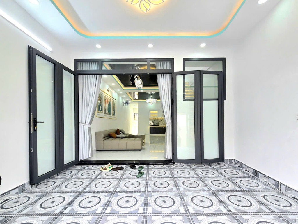 NHÀ ĐẸP CĂN GÓC RẤT THOÁNG -  1 LẦU,, HOÀN THIỆN MỚI 100% - MẶT TIỀN KINH DOANH - HẺM 4M CAO RÁO KO NGẬP - HẺM THÔNG RA CHỢ PHÚ XUÂN - KẾ BÊN Q7 - NHỈNH 4 TỶ