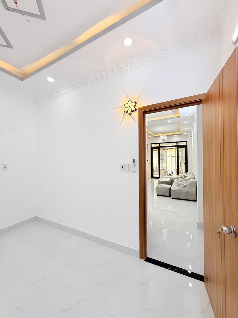 NHÀ ĐẸP CĂN GÓC RẤT THOÁNG -  1 LẦU,, HOÀN THIỆN MỚI 100% - MẶT TIỀN KINH DOANH - HẺM 4M CAO RÁO KO NGẬP - HẺM THÔNG RA CHỢ PHÚ XUÂN - KẾ BÊN Q7 - NHỈNH 4 TỶ