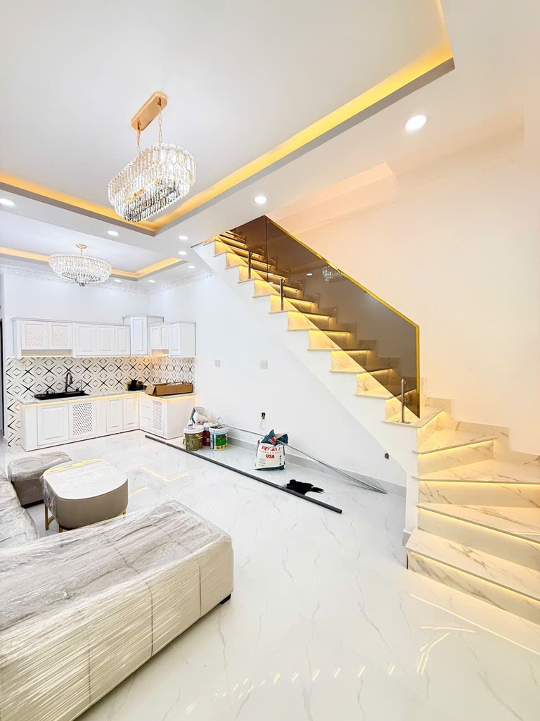 NHÀ ĐẸP CĂN GÓC RẤT THOÁNG -  1 LẦU,, HOÀN THIỆN MỚI 100% - MẶT TIỀN KINH DOANH - HẺM 4M CAO RÁO KO NGẬP - HẺM THÔNG RA CHỢ PHÚ XUÂN - KẾ BÊN Q7 - NHỈNH 4 TỶ